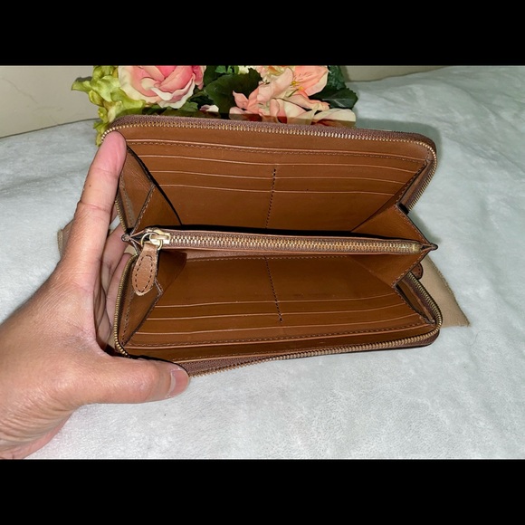 ✨BURBERRY zip wallet✨ - Picture 11 of 14